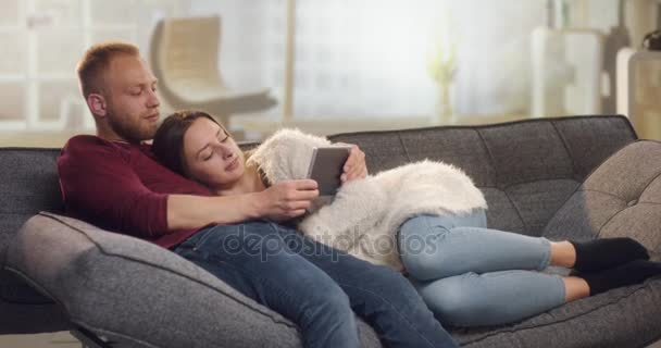 depositphotos_172435992-stock-video-cool-couple-on-couch-cuddling